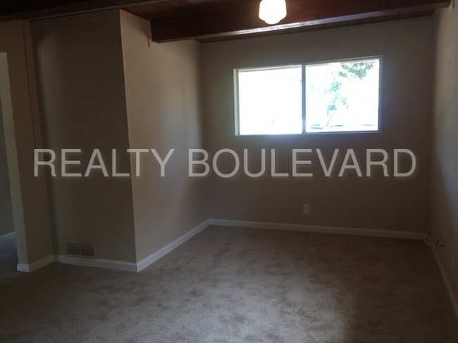Building Photo - 690 Southworth Dr