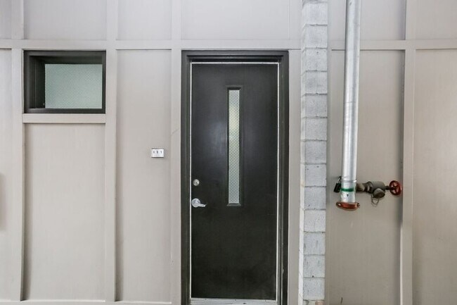 Foto del edificio - 2116 McClintock Rd