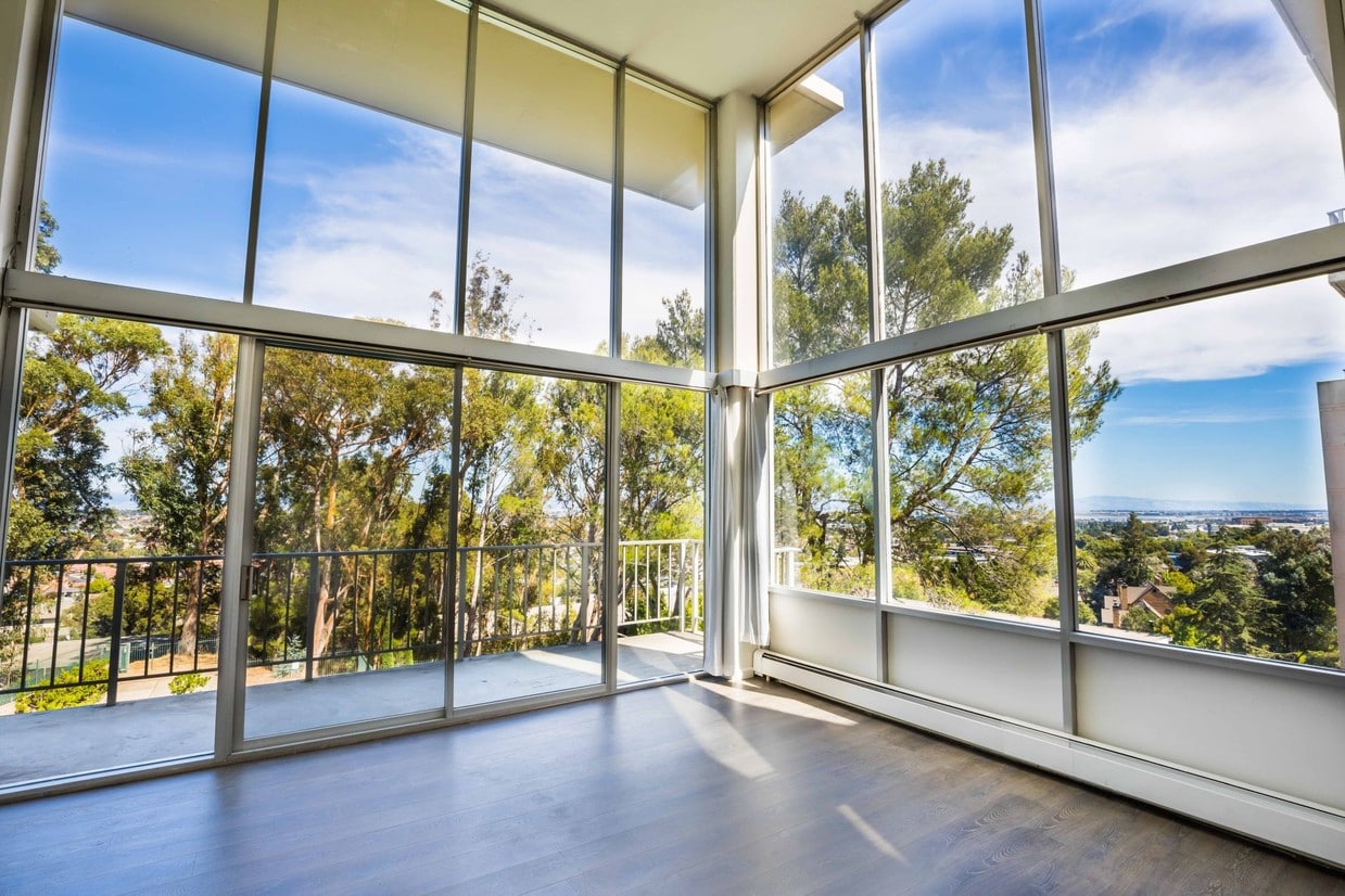 Penthouse Corner Views - 300 Davey Glen Rd