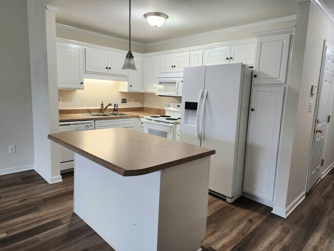 Building Photo - Spacious Townhouse with Garage