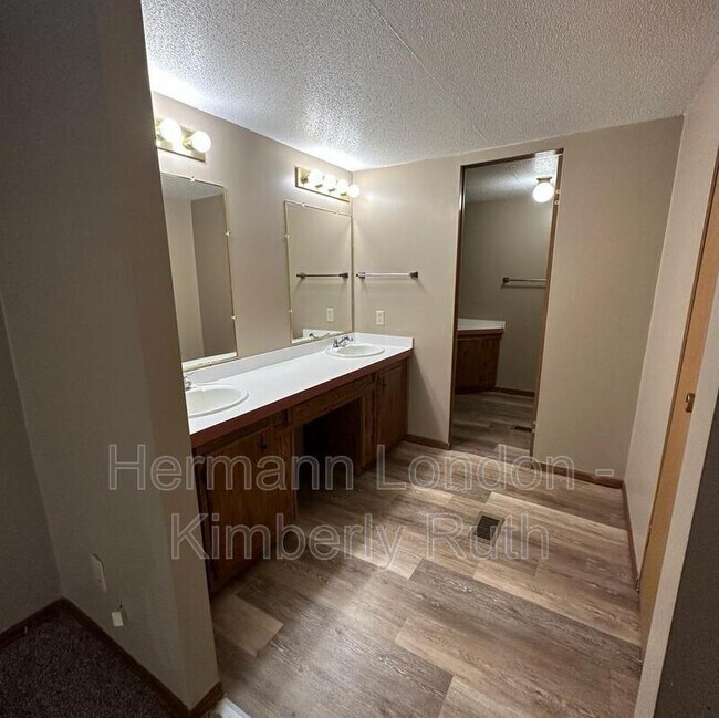Building Photo - 1692 Chinkapin Dr
