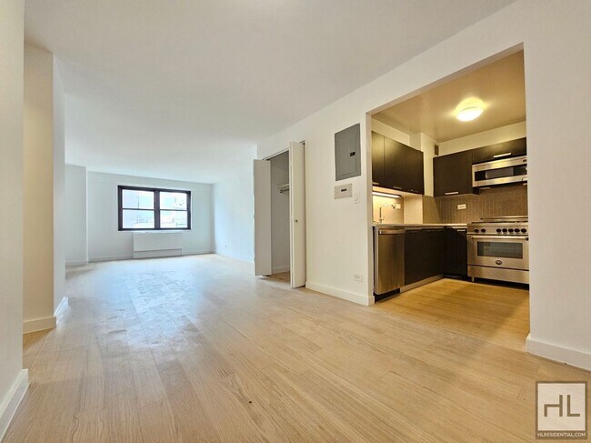 Building Photo - Luxury 1-Bedroom with 1.5 Baths | 22nd Flo...