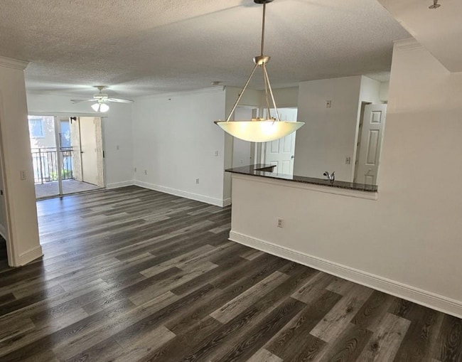 Foto del edificio - 2451 Centergate Dr