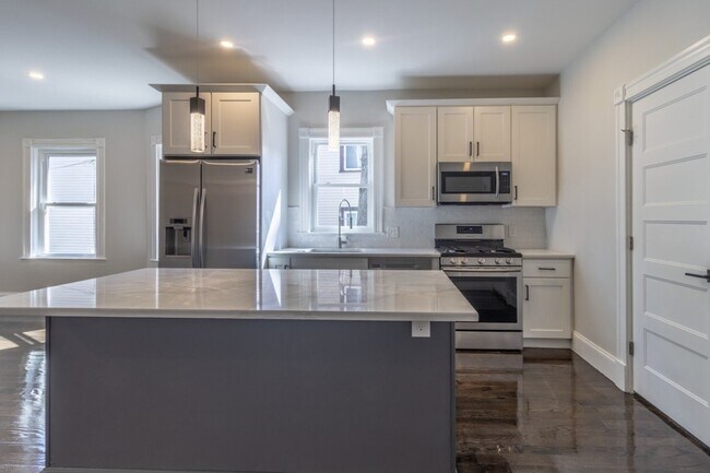 Building Photo - 39 Rosseter St