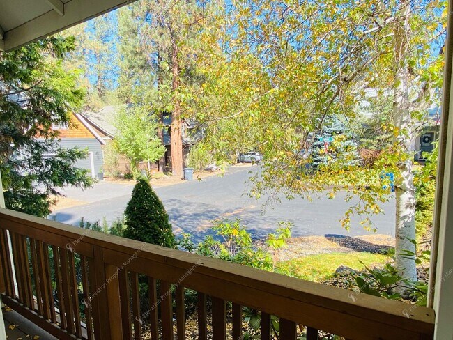 Foto del edificio - Beautiful, updated 3 BR on westside close to tons of recreation!