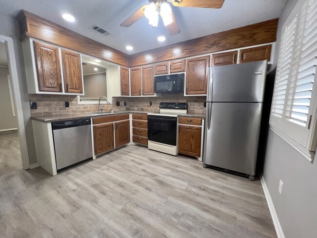 Building Photo - Great 3/2/2 Available Near the Mall and Te...
