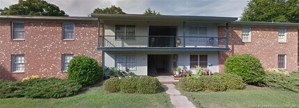 Building Photo - 1005 N Elm St