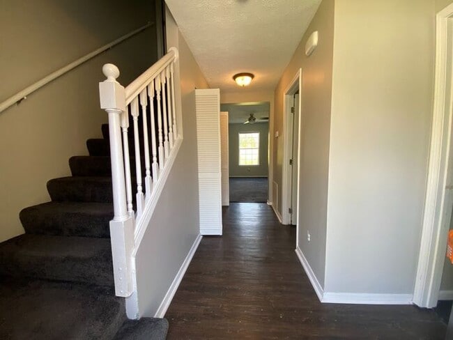 Building Photo - Now Available - 2 Bed 2 Bath House in Brit...