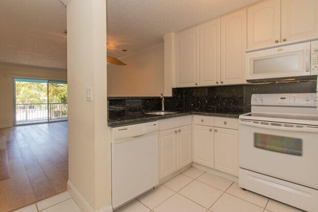 Cocina con pasaplatos - 98402 Windward Ave