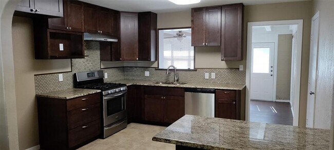 Building Photo - 1607 Briarwood Blvd
