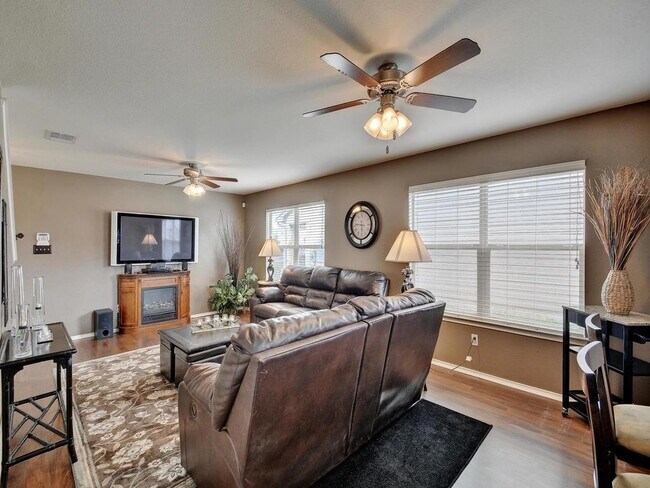 Building Photo - 304 Housefinch Loop