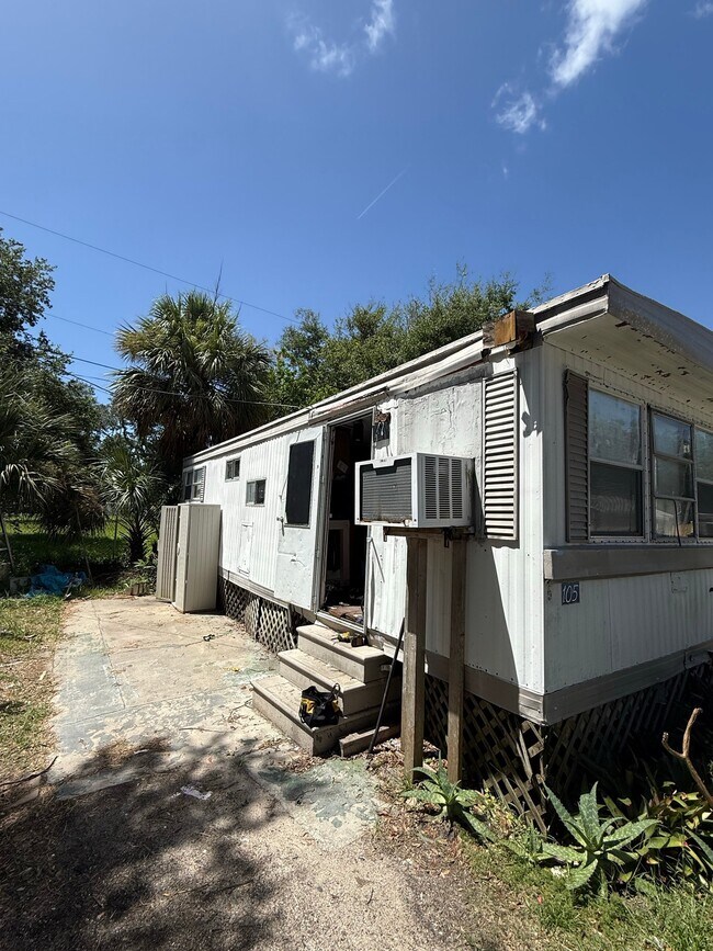 Photo - 622 N Beach St (Daytona Beach, FL) House