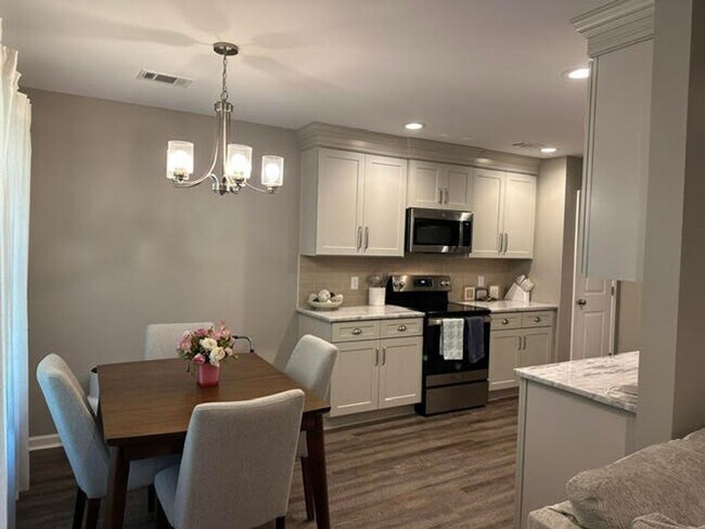 Foto del edificio - 16010 Lake Hills Dr