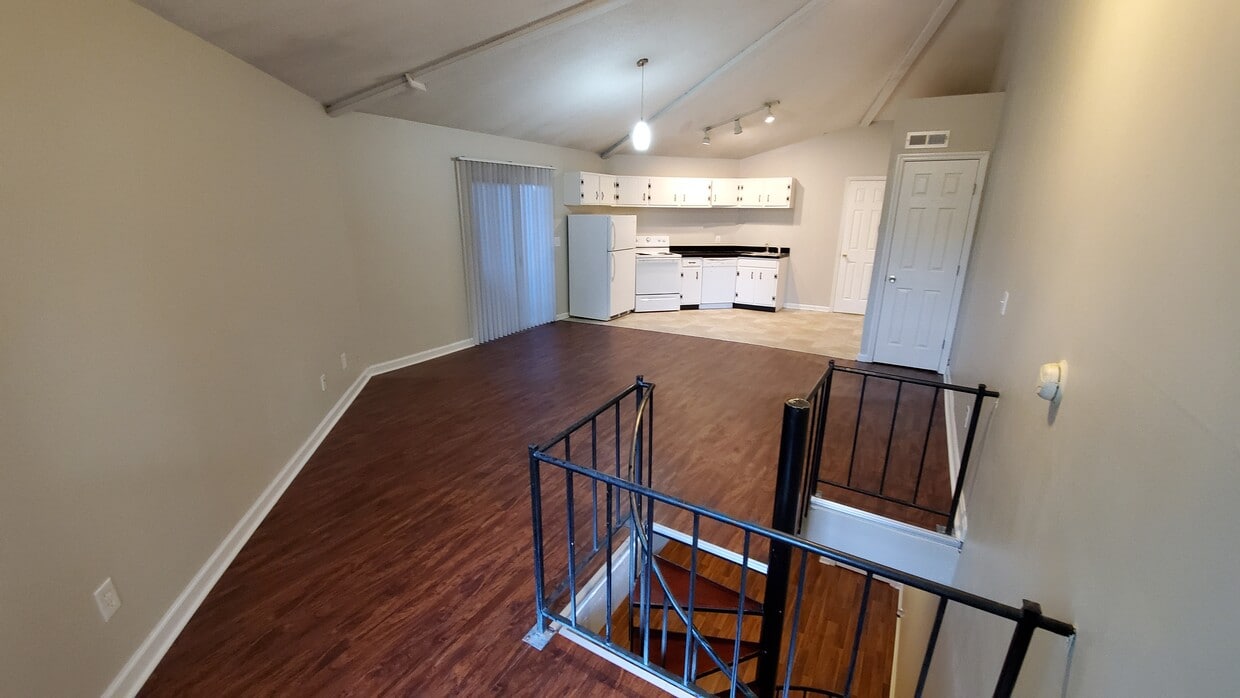 Primary Photo - 735 Germantown Cir