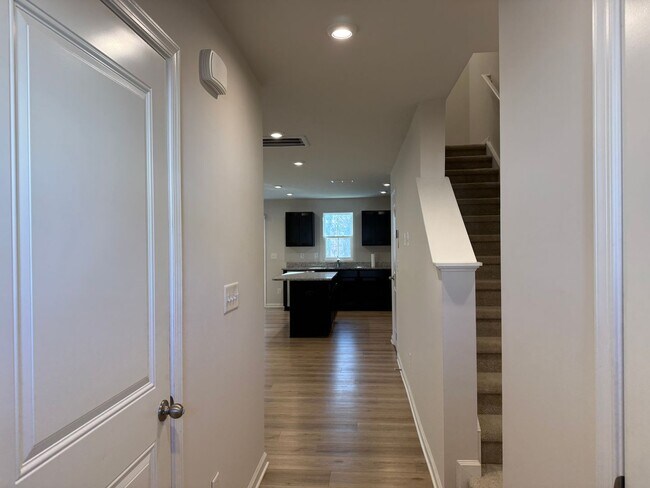 Foto del edificio - Modern 3-Bedroom Townhouse with Garage & Private Patio