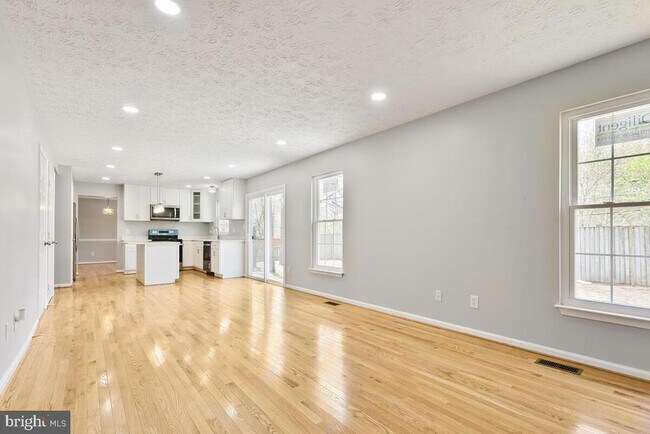 Foto del edificio - 7802 Shallowbrook Ct