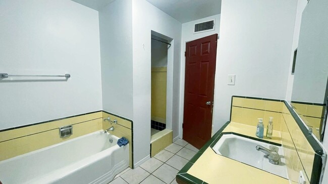 Building Photo - 961 N Fruit Ave