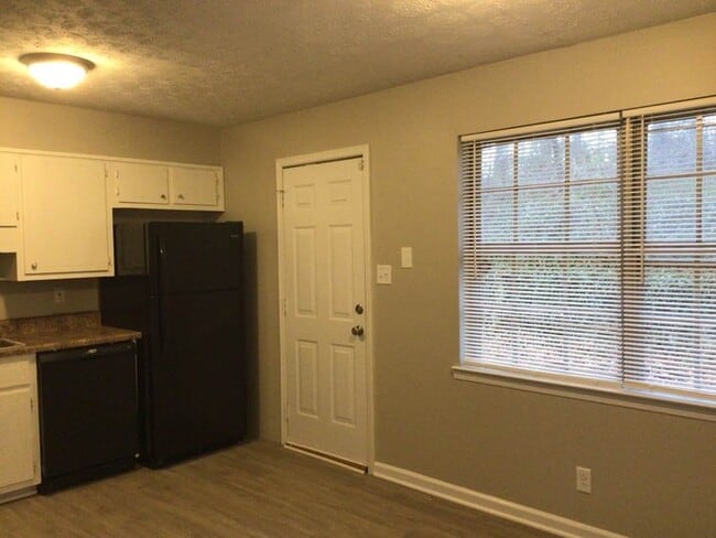Building Photo - Newly Remodeled Smart Home. Self-Tour Today!