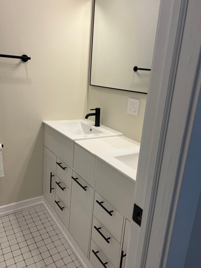 Double sink master bathroom - 10381 Dearlove Rd