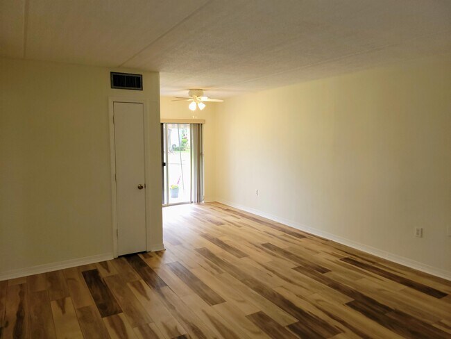 Building Photo - 6925 Avenue Des Palais