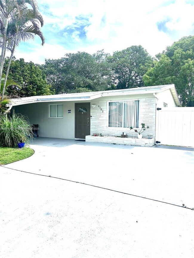 Building Photo - 6180 SW 42nd Ct