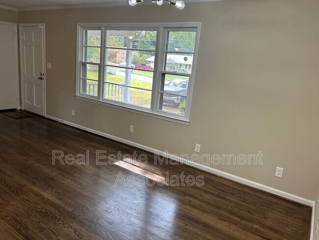 Building Photo - 2050 Lewis Dr
