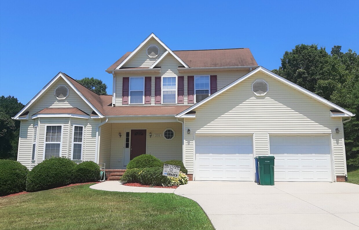 Foto principal - 201 Dogwood Acres Ln