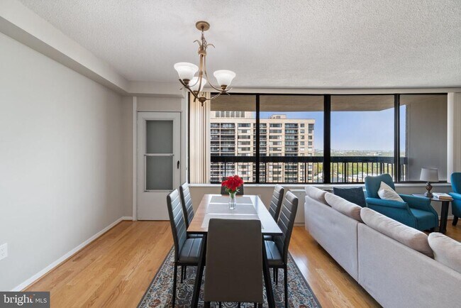 Foto del edificio - 3705 S George Mason Dr