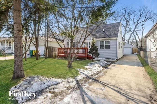 Building Photo - 1102 N Shoreland Ct