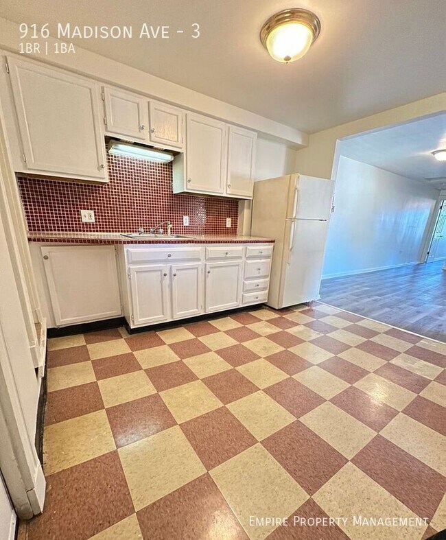 Building Photo - Available Now! 3rd Fl- 1 bed/1 bath in Scr...