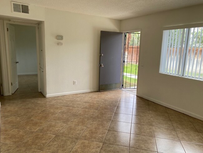 Foto del edificio - AVAILABLE NOW!! 2 BEDROOM 1 BATHROOM APART...