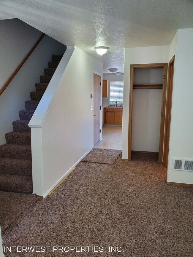 Building Photo - 520 NE 128th Ave