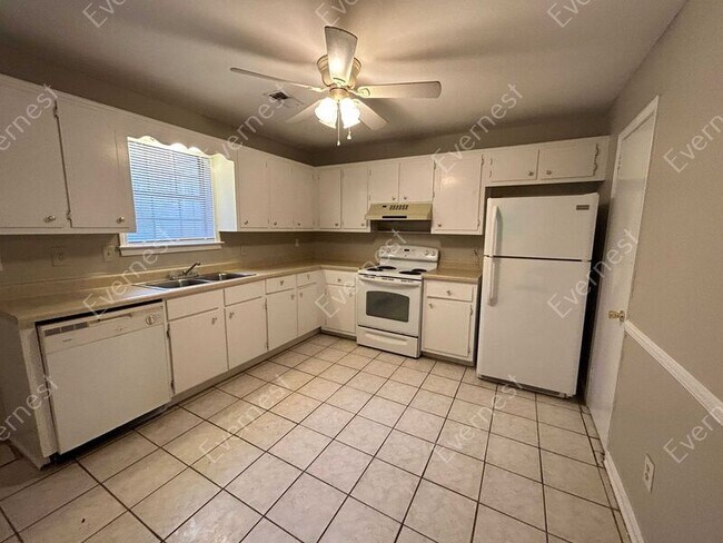 Building Photo - 2463 Hampstead Dr