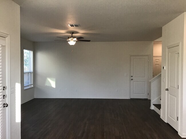 Building Photo - 381 Pebble Bend