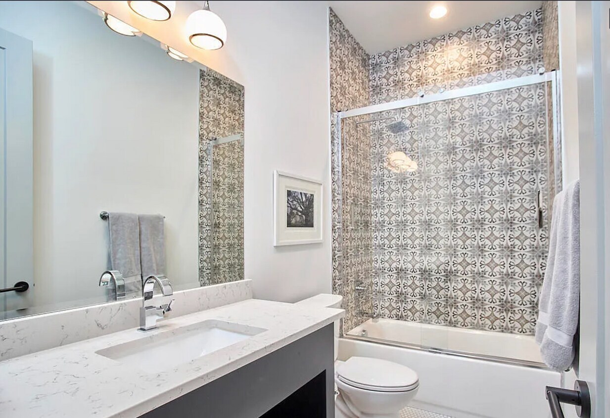 Full bathroom - 631 Linfield Dr