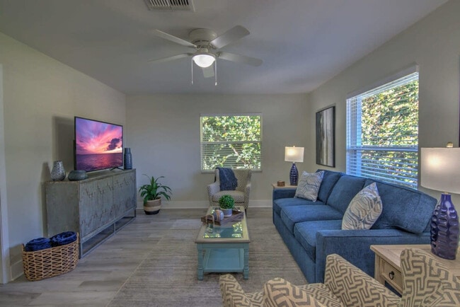 Building Photo - 724 108th Ave N