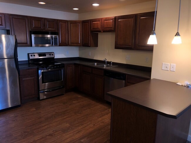 Building Photo - Dog Friendly - Brand new carpet, Fresh Pai...