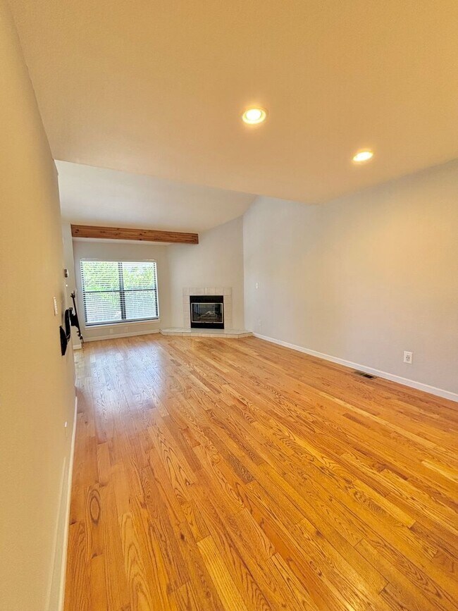 Foto del edificio - Spacious 3-Bedroom Condo in Prime Golden Location!! Available Now!!