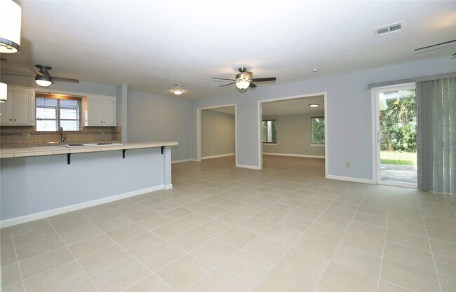 Building Photo - 2806 Bluebonnet St