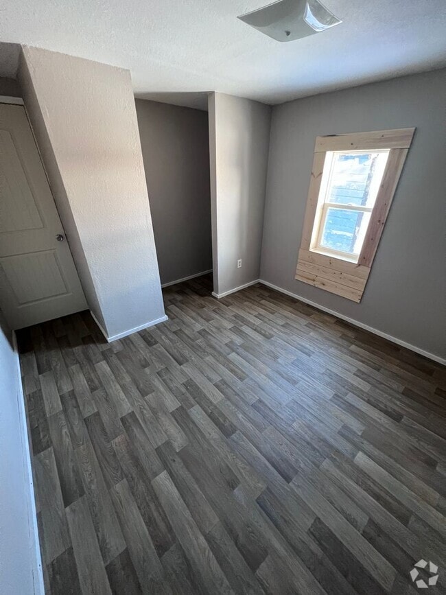 Building Photo - 210 N Strevell Ave