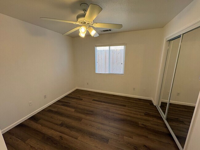 Foto del edificio - SW Visalia Home Available Now!