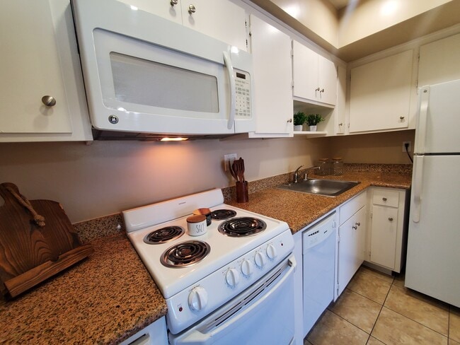 Cocina renovada de 1BR, 1BA - Fayette Arms Apartments