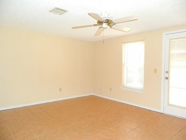 Building Photo - Nice 2/2 duplex in Moore Schools.