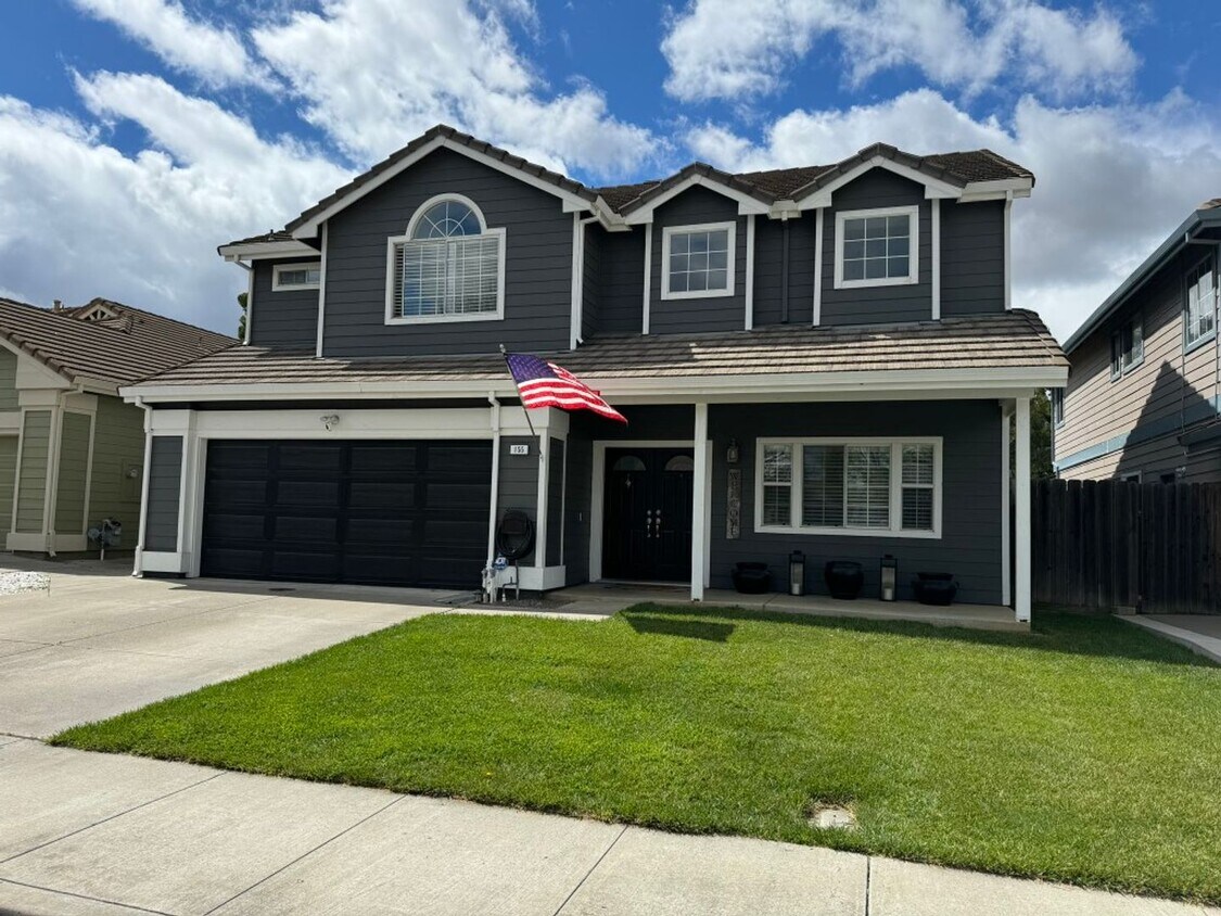 Foto principal - 4 Bedroom home in Dixon