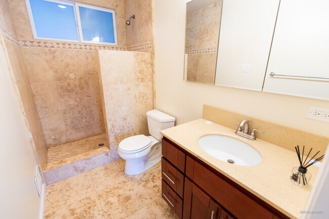Building Photo - 2030 Paradise Dr