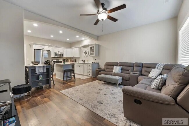 Foto del edificio - Beautiful 3-Bed, 2.5-Bath Rock Creek Townhome with Attached 2-Car Garage