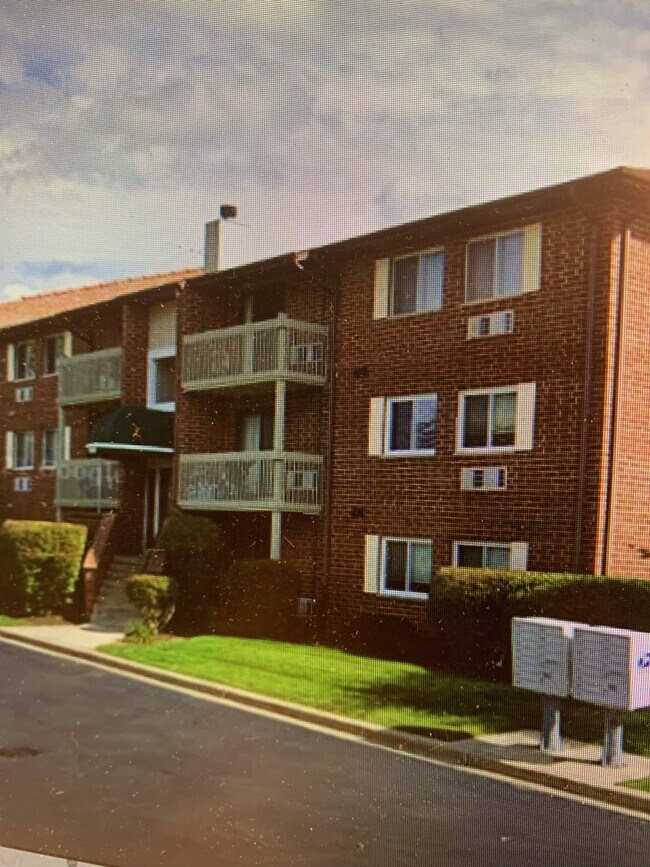 Building Photo - 940 N Lakeside Dr