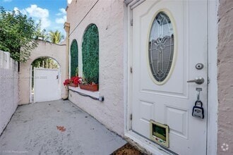 Building Photo - 1678 SW 11th St
