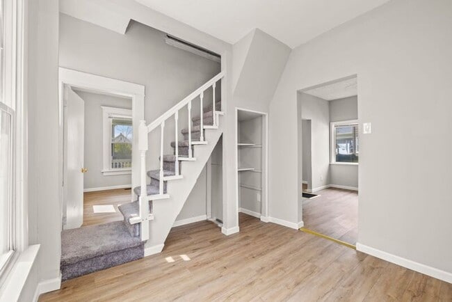 Building Photo - 84 N Oakley Ave