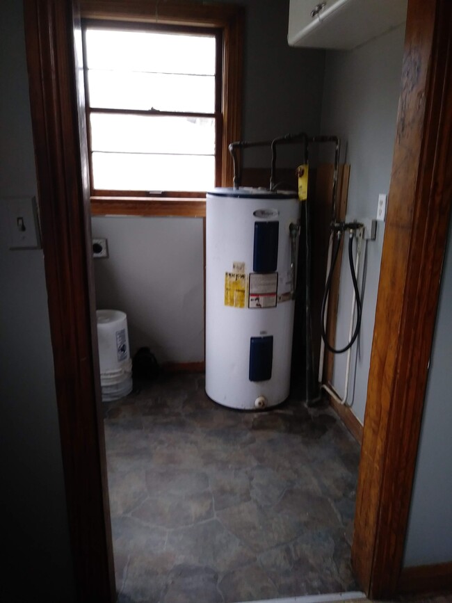 Utility room with laundry hookups - 4840 Brenda Dr